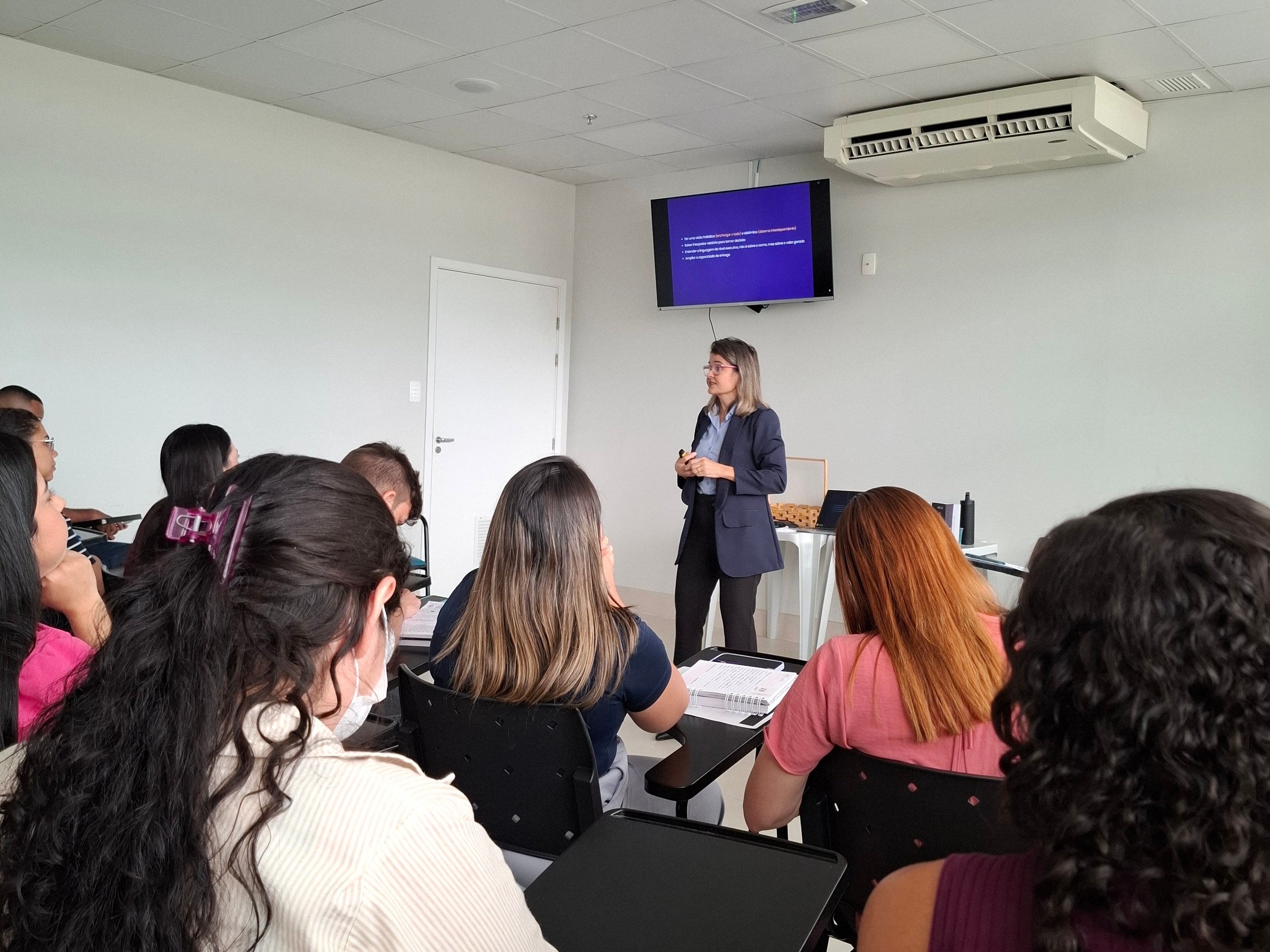 Janaina conduzindo formação em Acreditação ONA, registro 12 de 14