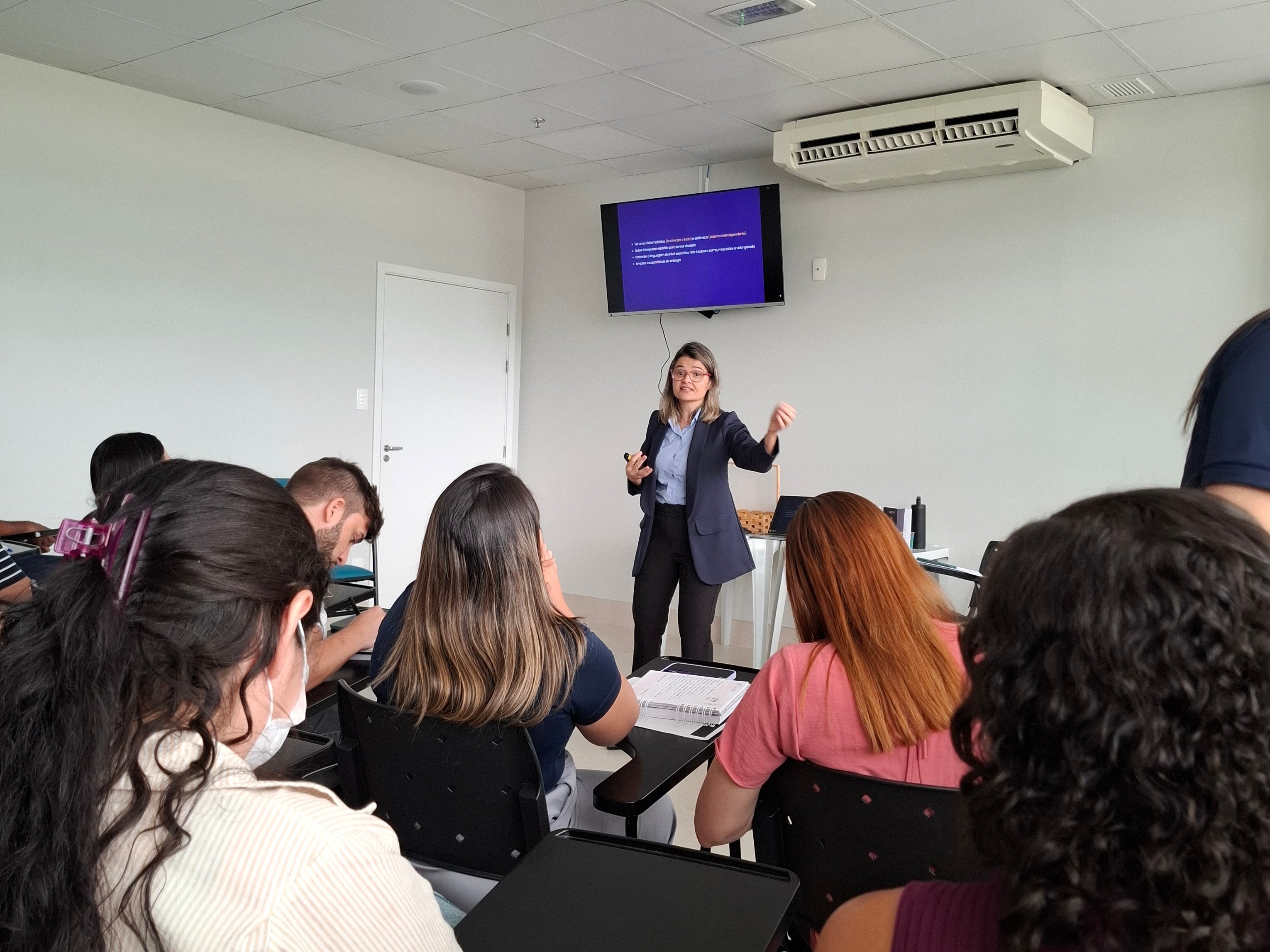 Janaina conduzindo formação em Acreditação ONA, registro 13 de 14