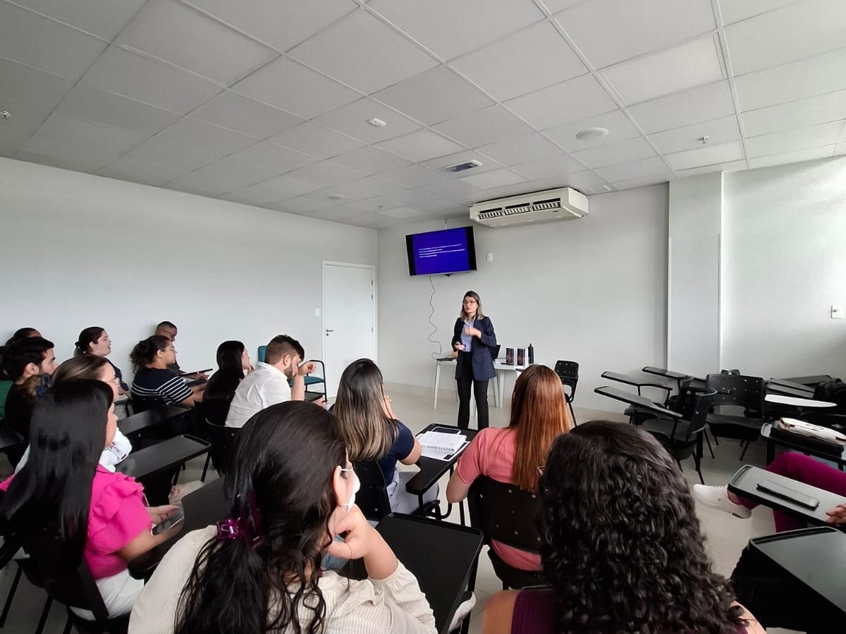 Janaina conduzindo formação em Acreditação ONA, registro 14 de 14