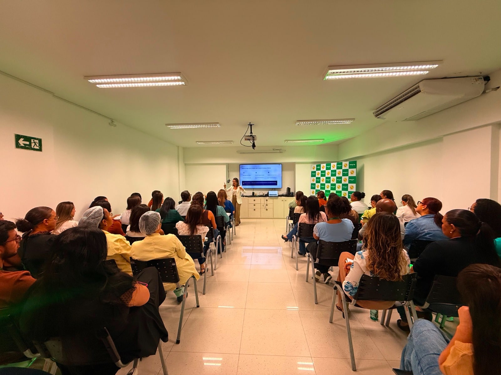 Janaina conduzindo formação em Acreditação ONA, registro 3 de 14