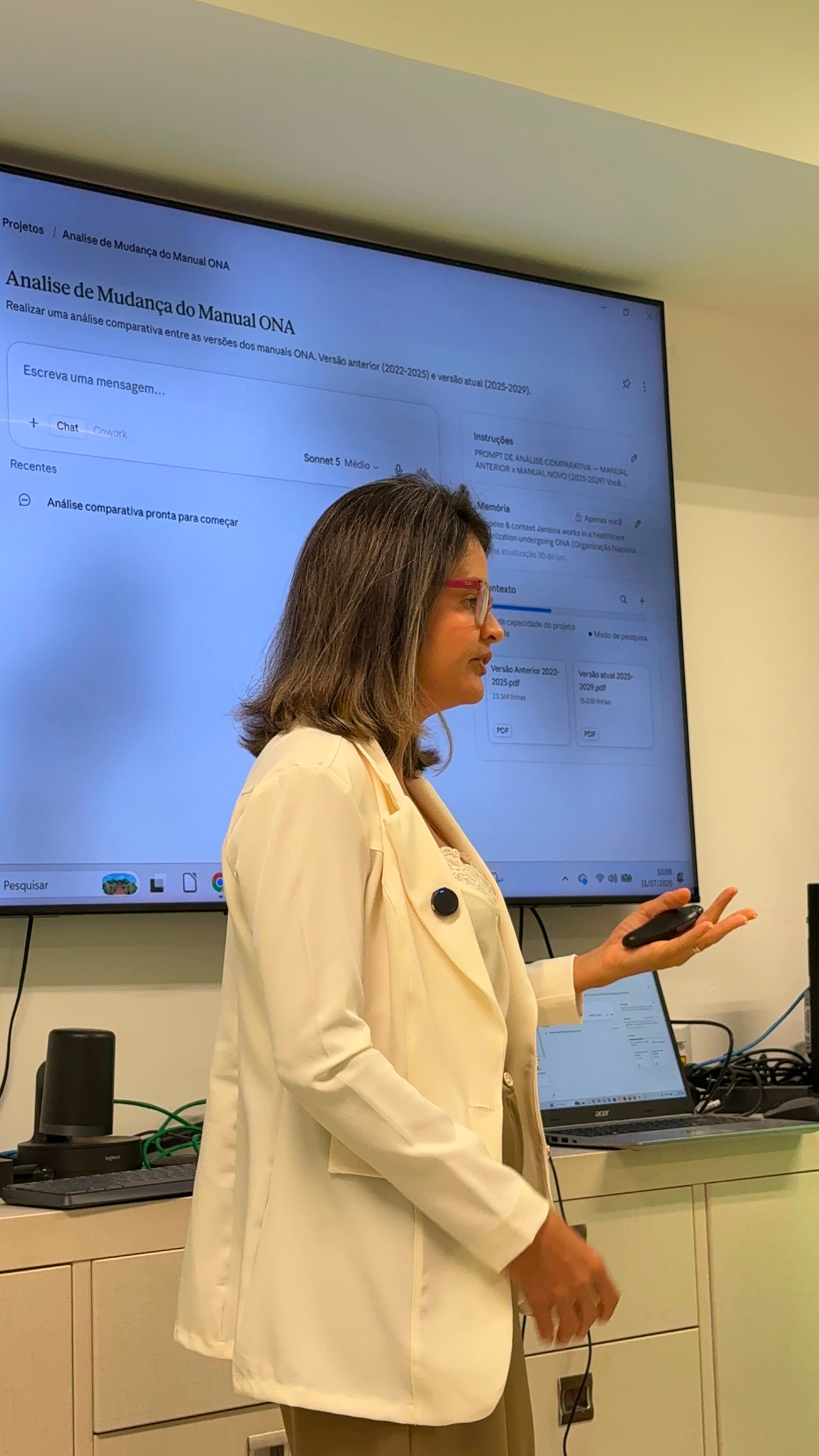 Janaina conduzindo formação em Acreditação ONA, registro 4 de 14