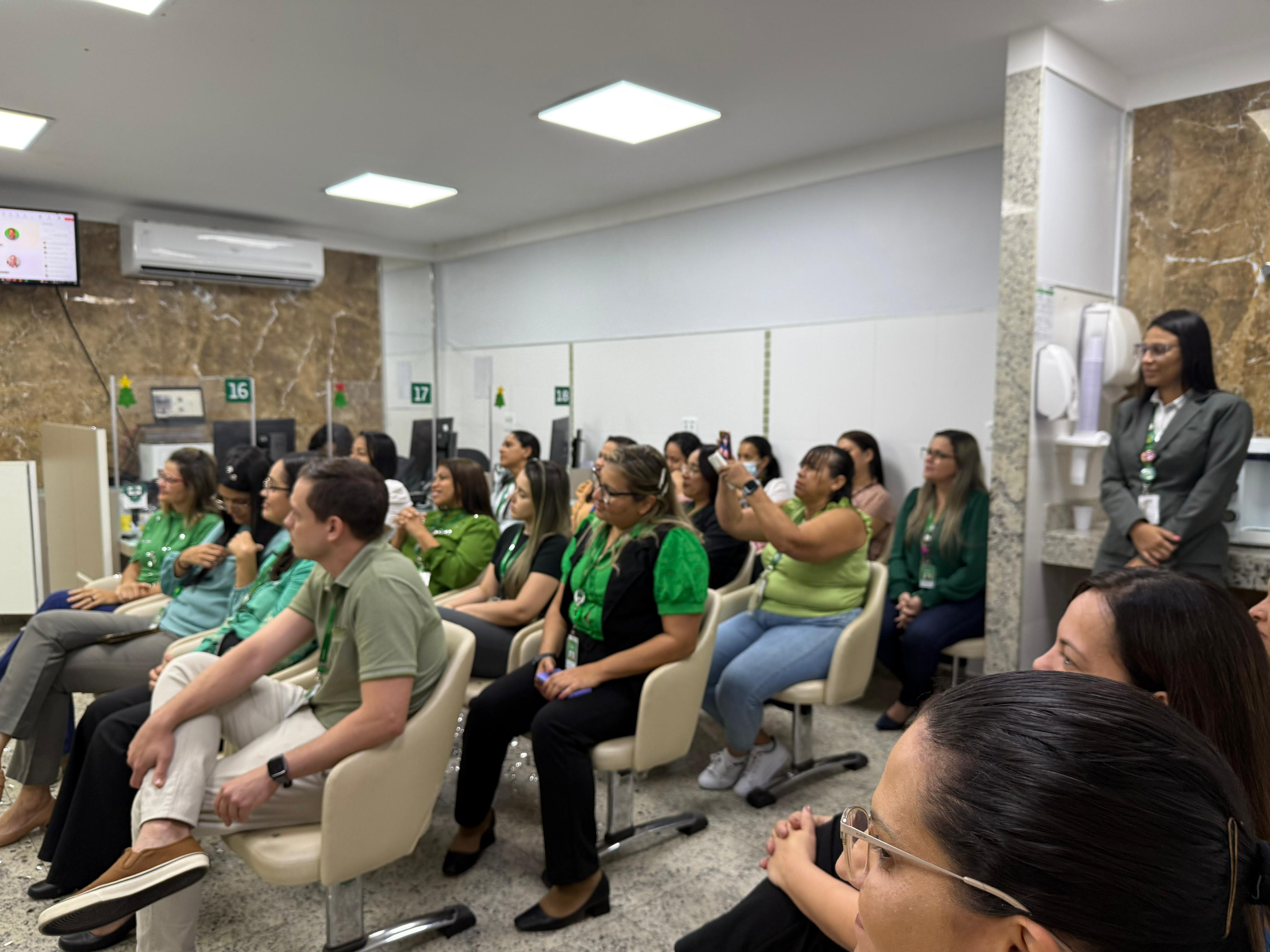 Janaina conduzindo formação em Acreditação ONA, registro 6 de 14